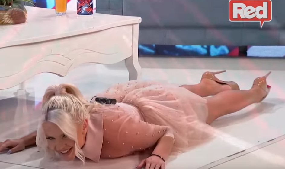 ŠOK U EMISIJI! Dotjerana Sanja Stanković završila na podu! (VIDEO)
