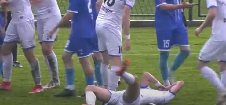 NAGRADA ZA NAJGORE SIMULIRANJE IDE U SRBIJU: Igrači se valjali, pa dobili crvene kartone (VIDEO)