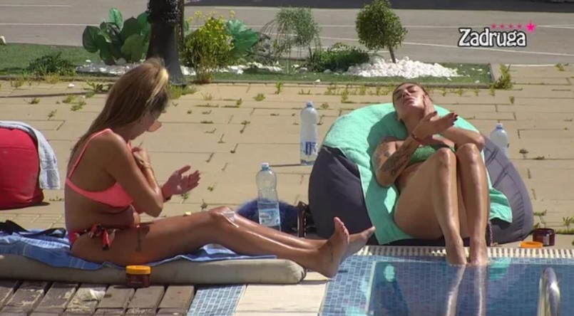 MINA I DALILA SE SUNČAJU: U minijaturnim bikinijima mamile uzdahe zadrugara!