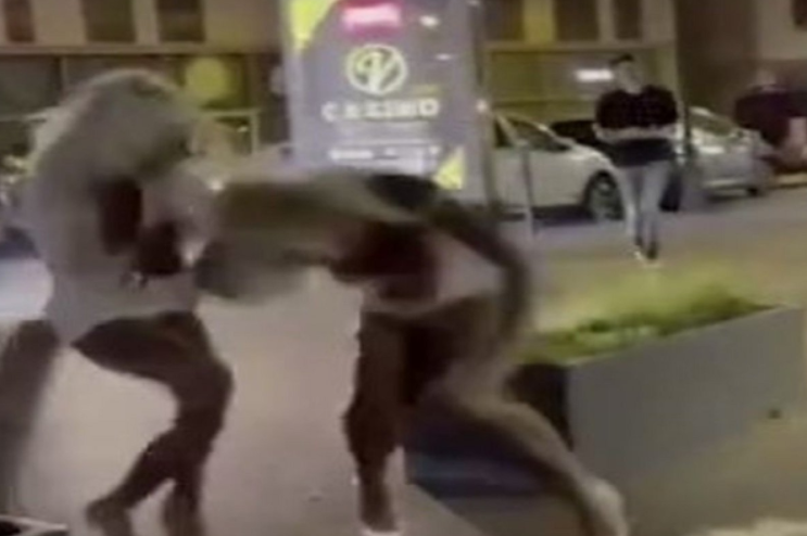 "PRŠTI PERJE" IZMEĐU MANEKENKI Žestoka tuča djevojaka ispred noćnog kluba (VIDEO)