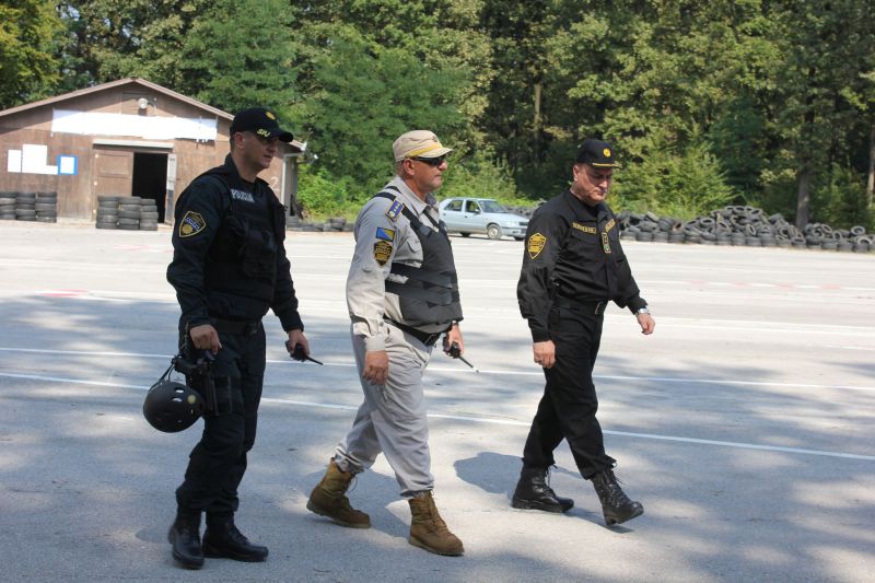 VELIKA POLICIJSKA AKCIJA Pretresi na 10 lokacija u Tuzlanskom kantonu