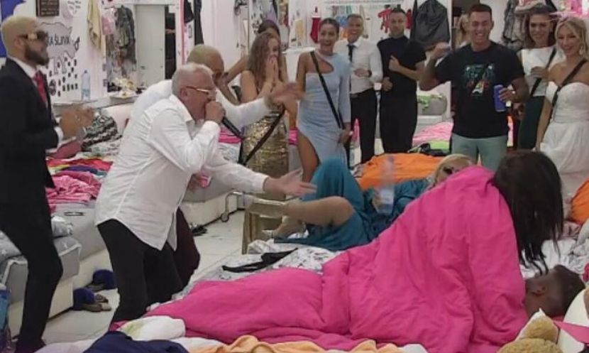 SKANDALOZNO Imali intimni odnos dok su zadrugari oko njih pjevali i igrali (VIDEO)