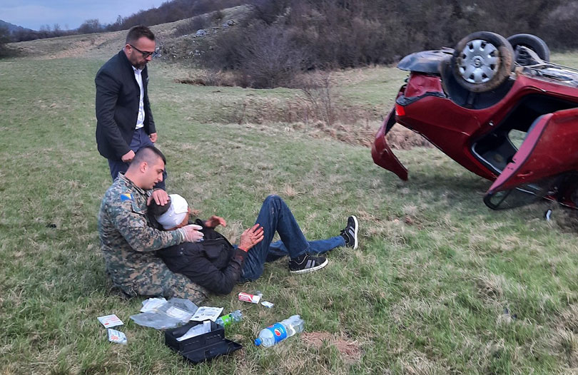 HEROJ SEDMICE! Vojnik OS BiH spasio muškarca iz prevrnutog automobila