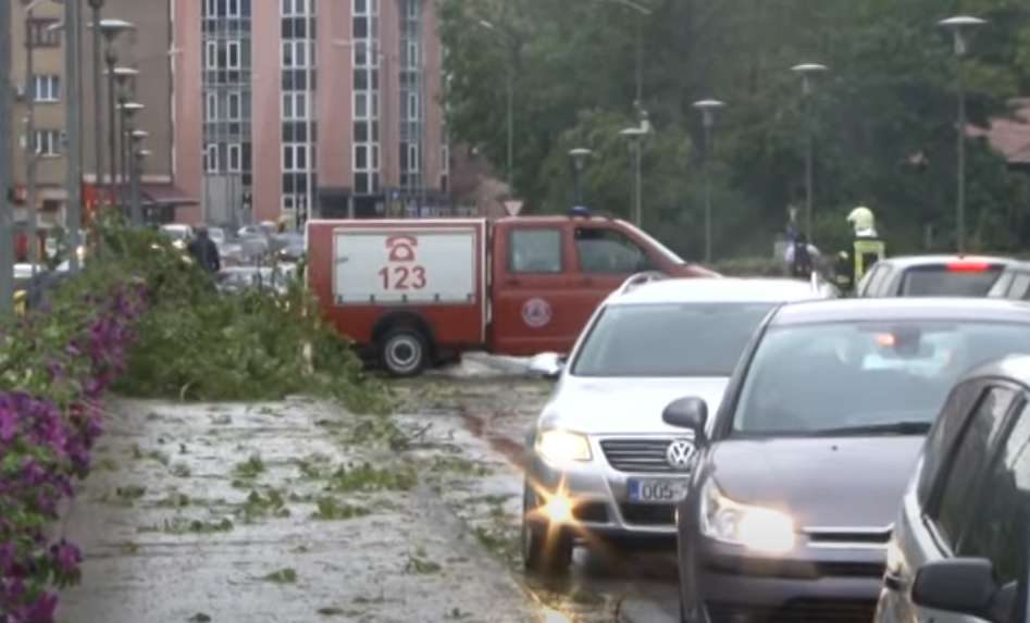 VODENE BUJICE ČUPALE ASFALT U ZENICI Arhitekta ukazao na alarmantno stanje urbanističkih rješenja