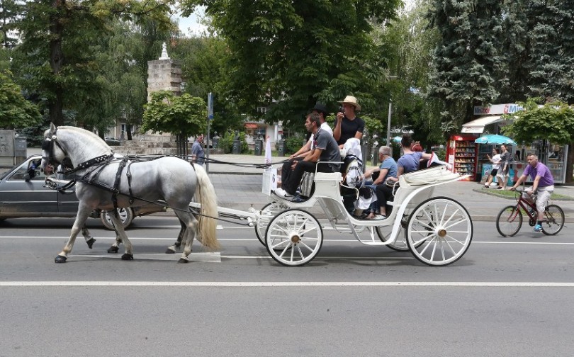 Veliki defile kočija u centru Banje Luke povodom praznika Duhovi