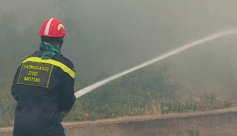 DRAMA U DALMACIJI Zapalio se autobus koji se prevozio 52 učenika iz BiH