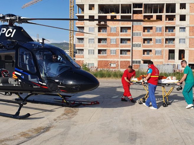 DJEČAK (4) TEŠKO POVRIJEĐEN U SAOBRAĆAJNOJ NESREĆI KOD GACKA Hitno helikopterom iz Trebinja prebačen na UKC