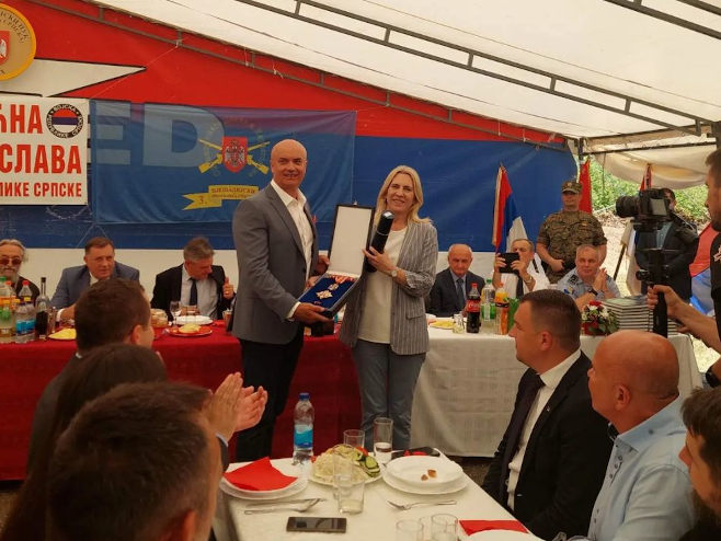 SLAVA VOJSKE RS Priznanja zaslužnim pojedincima i organizacijama
