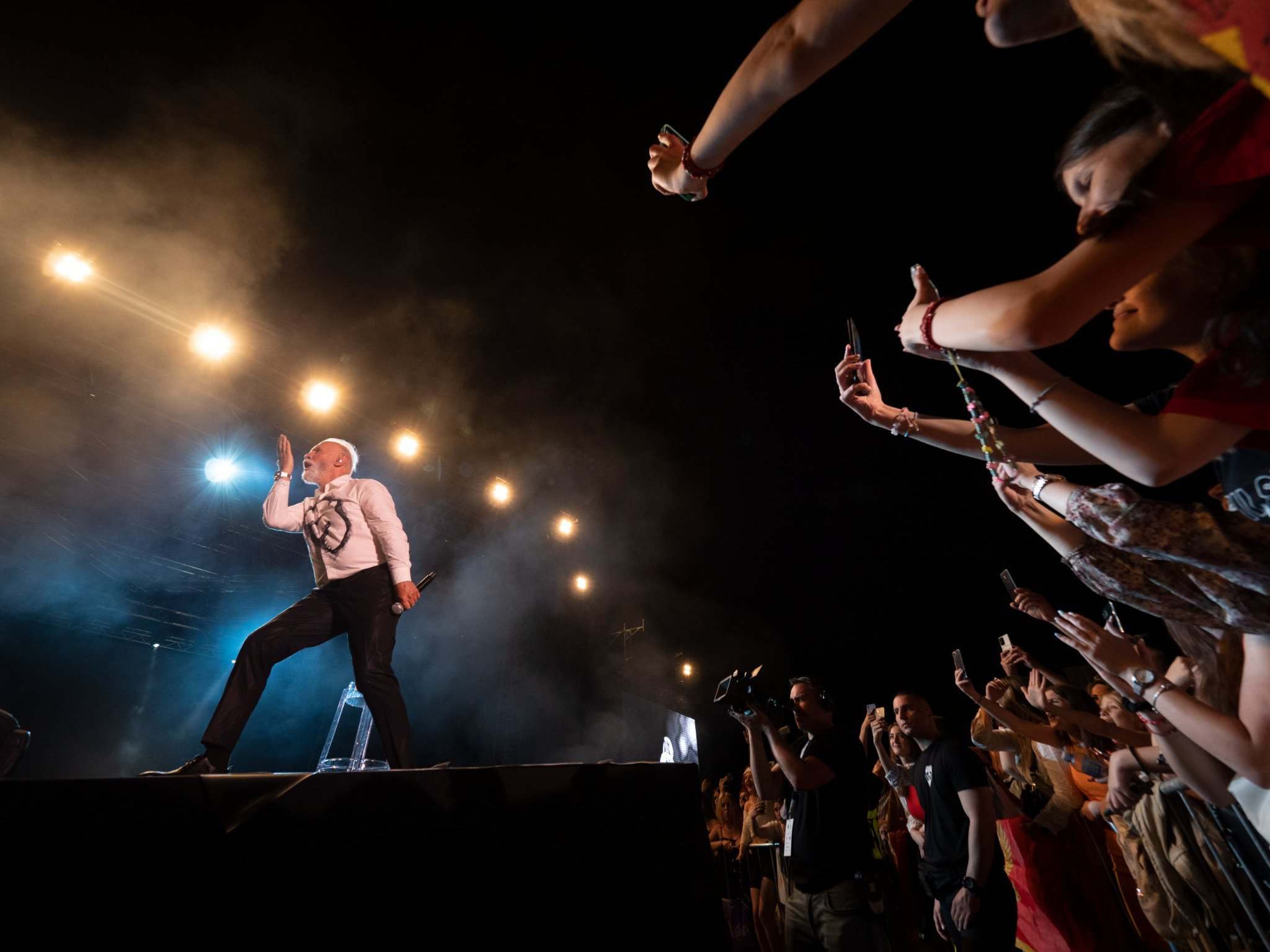 PUBLIKU BACIO NA KOLJENA Dino Merlin održao spektakularan koncert u Ankari