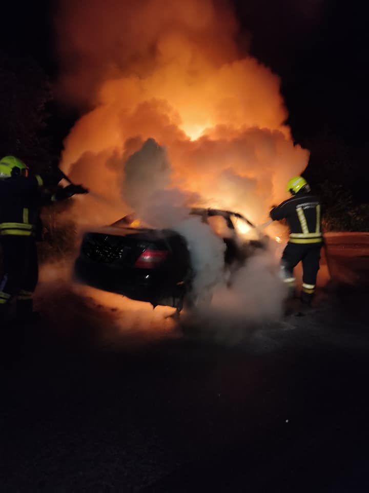 VATRENA STIHIJA PROGUTALA MERCEDES Požar u Han Kolima kod Banjaluke (FOTO)