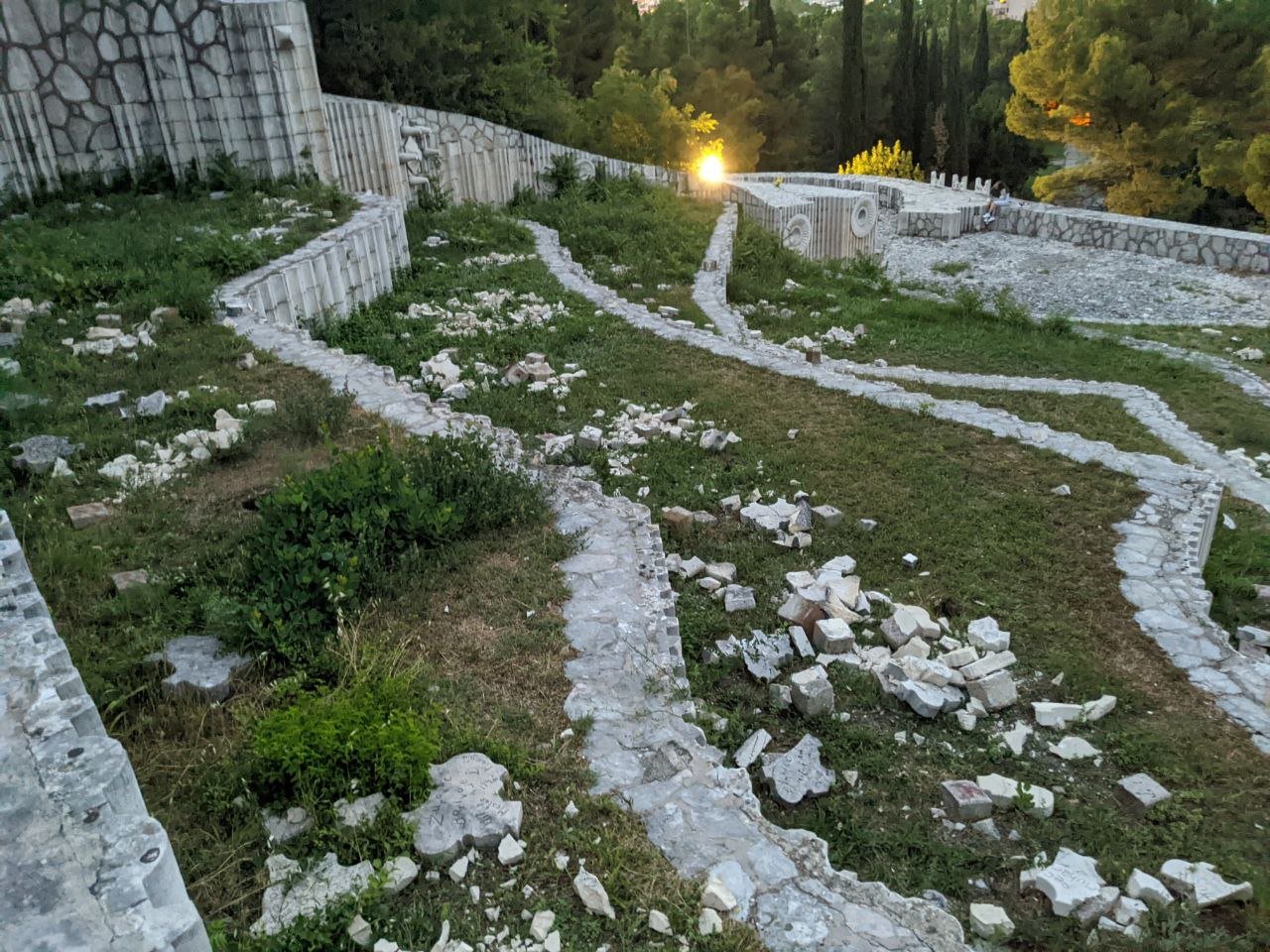 NEVIĐENI VANDALIZAM U MOSTARU Uništeno partizansko groblje, svih 700 spomen-ploča razbijeno (FOTO)