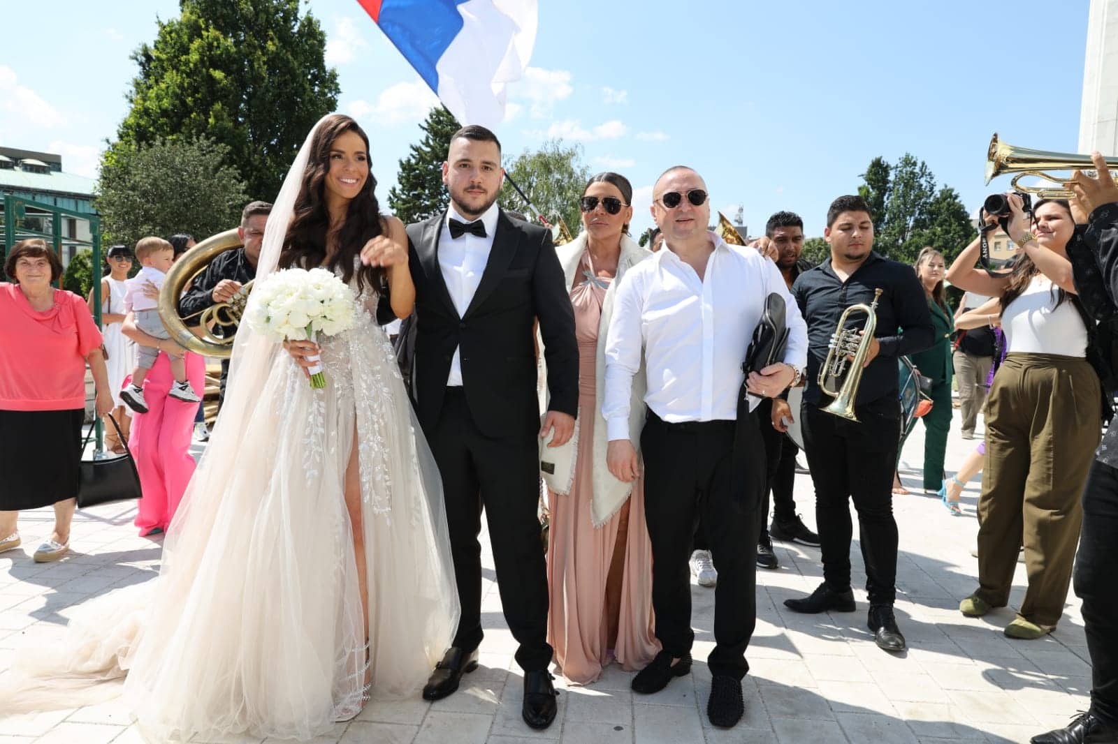 GOLE BUTINE I GRUDI SIJEVAJU, LOVA U VAZDUHU, TROBOJKA SE VIJORI Svadba Trajkovića mlađeg digla prašinu - sve oči uprte u Đanijevu Slađu i jedan detalj koji plijeni pažnju (FOTO)