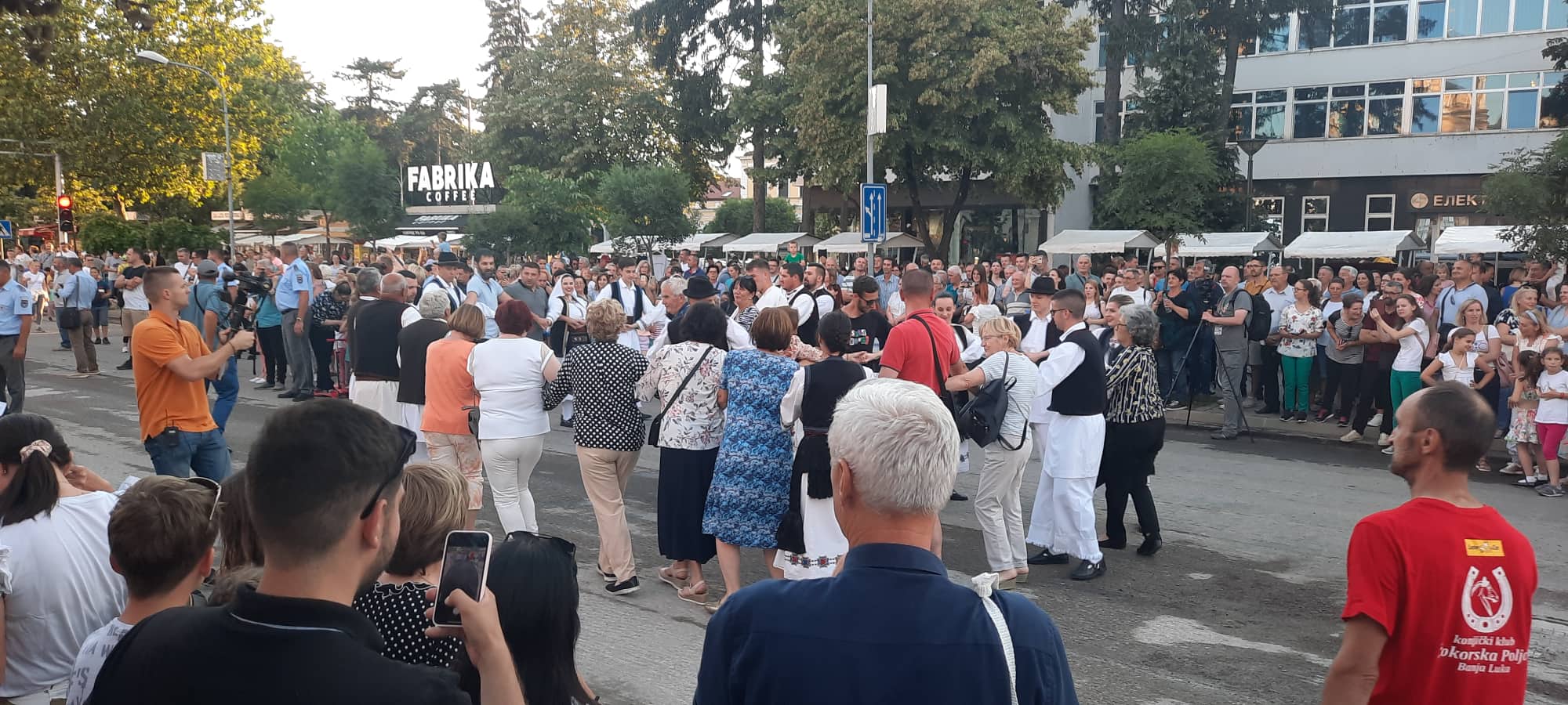 OPŠTE VESELJE U CENTRU BANJALUKE KUD poveo Kozaračko kolo, a onda su se pridružili i mnogobrojni građani (VIDEO)