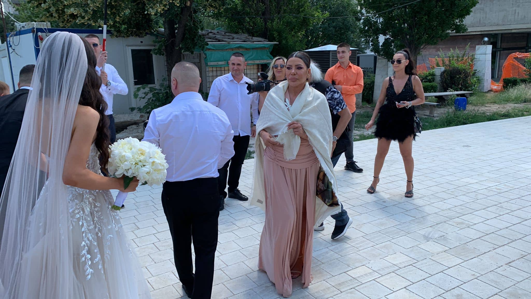 SVEKRVA ZASJENILA MLADU Svi gledali u Đanijevu Slađu; Sijevnula leđa, ali i noga (VIDEO)