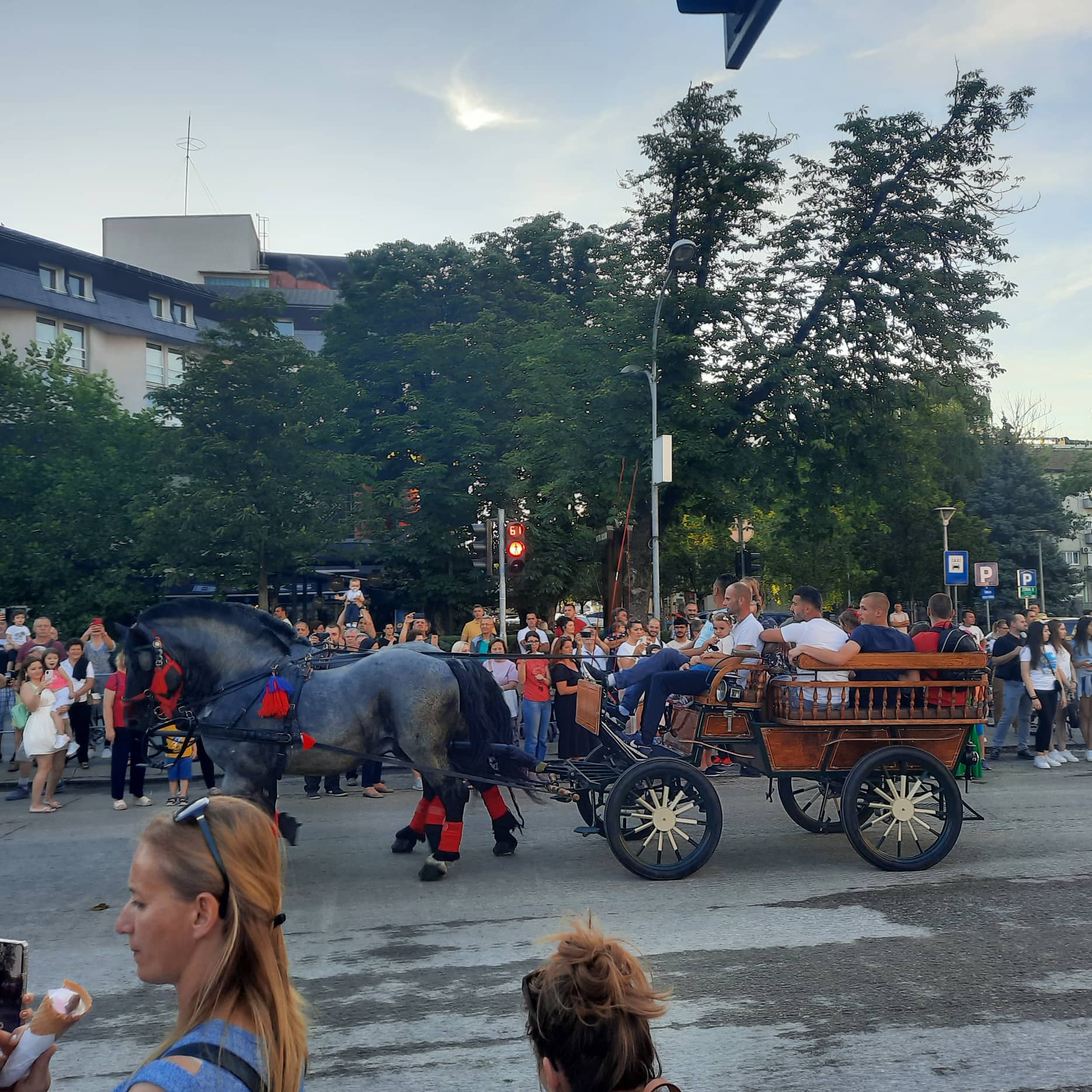 KOČIJE, KONJI, NARODNE NOŠNJE Banjaluka obilježava praznik Duhovi, slavlje u gradu na Vrbasu (FOTO/VIDEO)