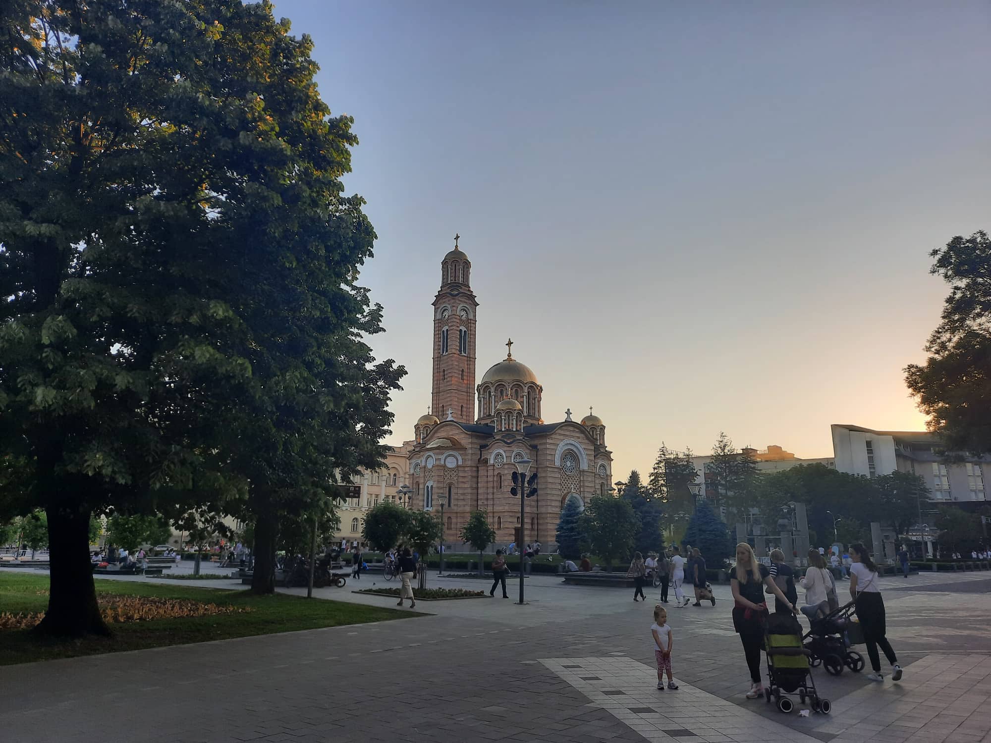 U BANJALUČKOM NASELJU LAZAREVO RODITELJI STRAHUJU ZA SIGURNOST DJECE "Pas ga oborio na zemlju, djete (5) se rasplakalo..." (FOTO)