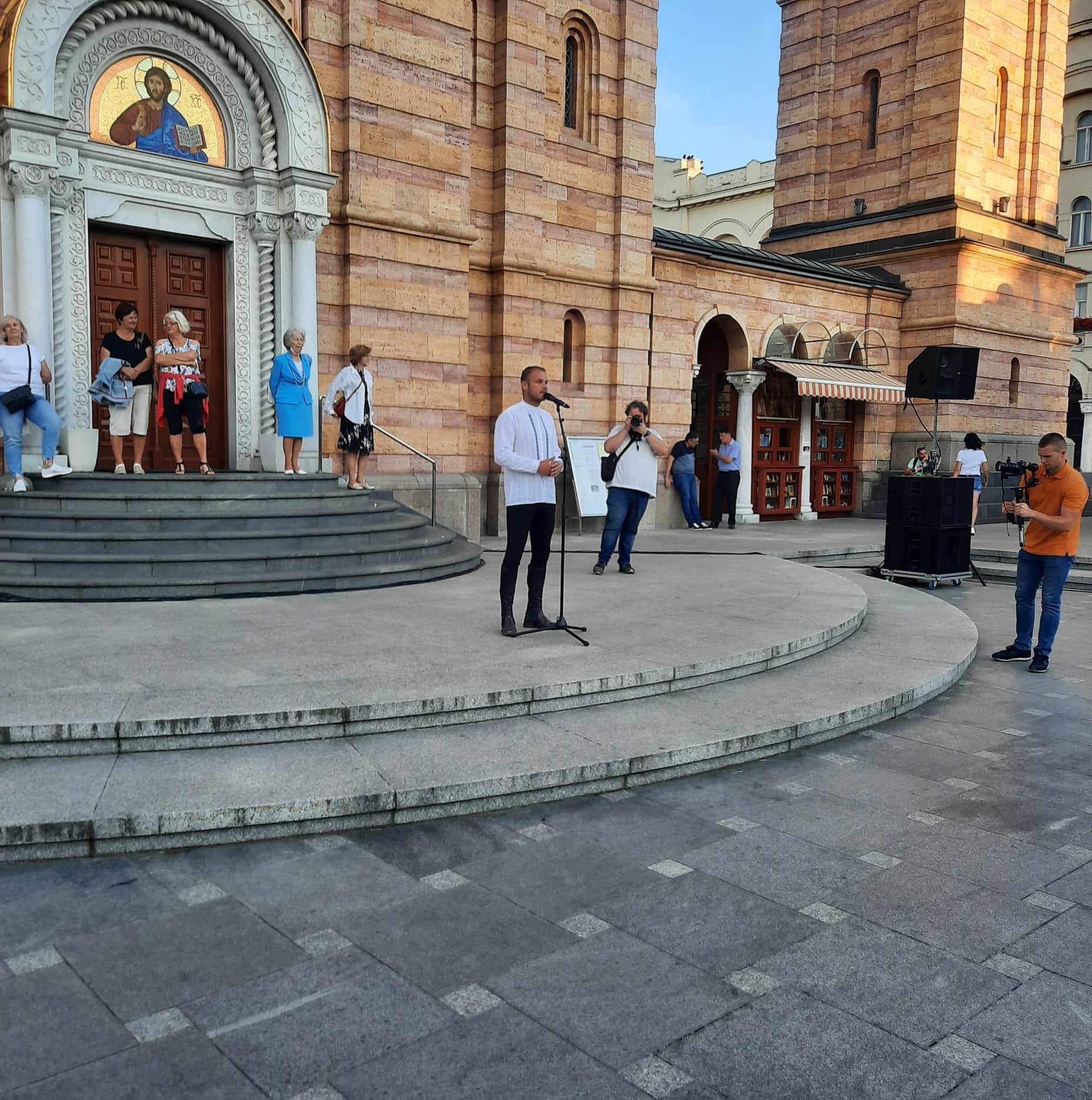 DRAŠKO STANIVUKOVIĆ ODRŽAO MOĆAN GOVOR ISPRED HRAMA HRISTA SPASITELJA Pomenuo jednog čovjeka, a onda dobio gromoglasan aplauz okupljenih građana (FOTO/VIDEO)