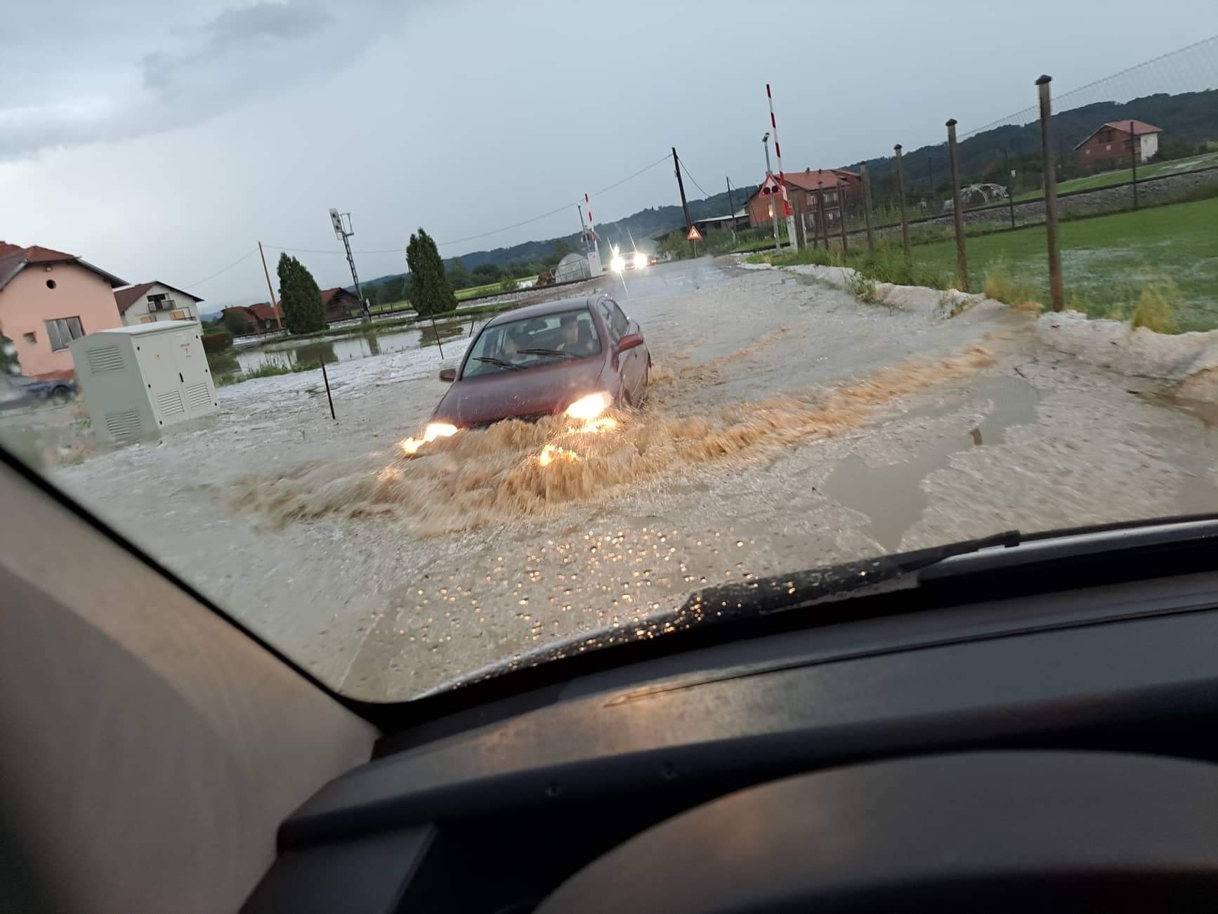 APOKALIPTIČNE SCENE IZ HRVATSKE - LED, POPLAVE I IŠČUPANA STABLA! Načelnik Bedekovčine: Loša je situacija, digli smo sve naše snage, a na terenu su vatrogasci i svi strojevi (FOTO/VIDEO)