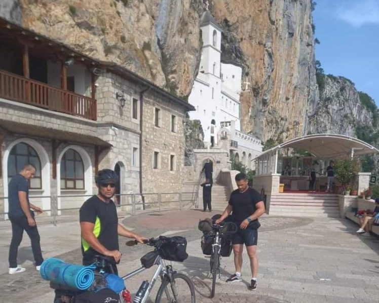 SA MOLITVOM U MISLIMA I ZA ZDRAVLJE NAJBLIŽIH Banjalučani biciklom prešli 425 km da bi došli do Ostroga