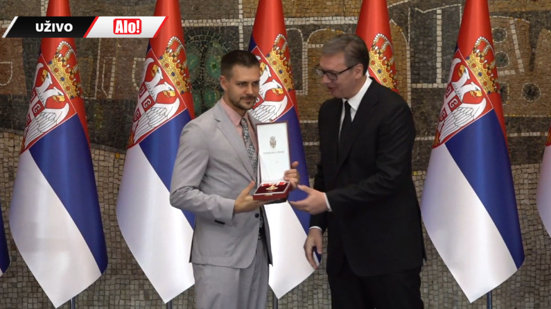 MILOŠU BIKOVIĆU URUČEN ORDEN KARAĐORĐEVE ZVIJEZDE Predsjednik Srbije odlikovao popularnog glumca
