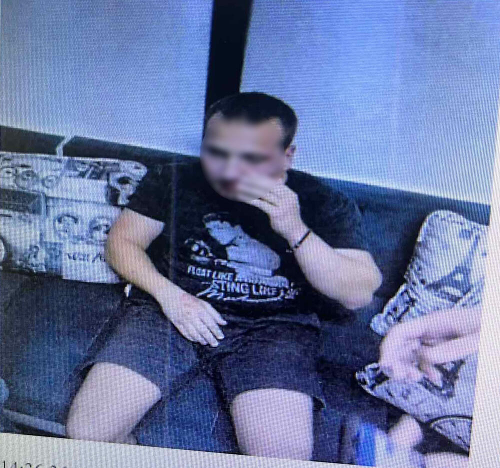 KRVAVI MLADIĆ SJEDI NA KAUČU U BAZI Nove fotografije zločina klana Veljka Belivuka i Marka Miljkovića (FOTO)