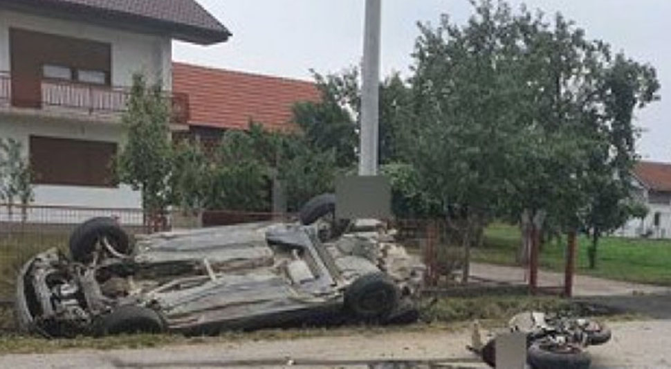 STRAVIČNA SAOBRAĆAJKA KOD PRIJEDORA Motociklista hitno prevezan na UKC, "pasat" završio na krovu u kanalu pored puta (FOTO)