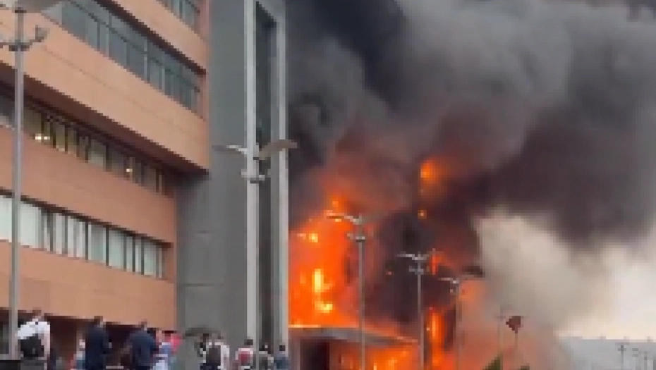 JEZIV POŽAR U MOSKVI Vatra guta biznis centar