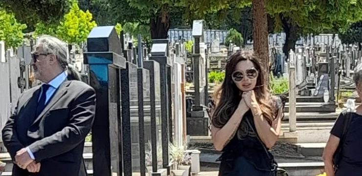 MISTERIOZNA ŽENA S BIJELOM RUŽOM Na Vidojevom grobu pojavila se kad su svi otišli, a sve vrijeme radila je jednu stvar