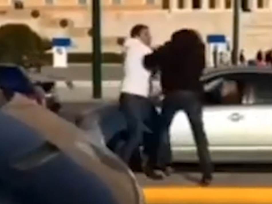 KAKVA GREŠKA Probao da otme Srbinu zastavu na svadbi, barjaktar ga patosirao jednim udarcem