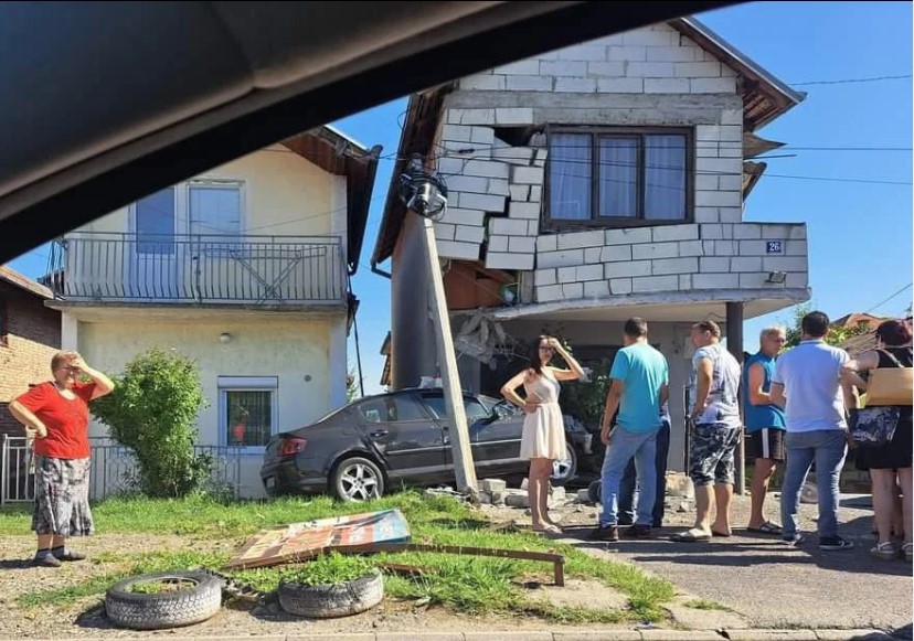 KAKAV MAJSTOR JE OVO GRADIO? Automobil udario u kuću, pa je skoro srušio (FOTO)