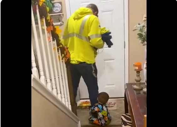 BEBA NE ŽELI DA TATA ODE NA POSAO Mališan se dosjetio kako da ga zadrži, ovaj video će vam otopiti srce