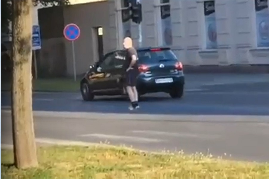 BJELOVAR DOBIO NOVOG "KOORDINATORA" SAOBRAĆAJA Pijani muškarac na sred ceste usmjeravao vozila (VIDEO)