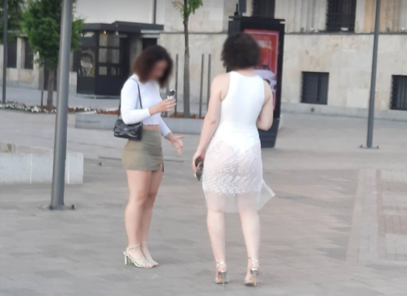 NIJE ZA ONE SA SLABIM SRCEM Polugola djevojka prošetala Banjalukom, prolaznici posmatrali u nevjerici (FOTO)