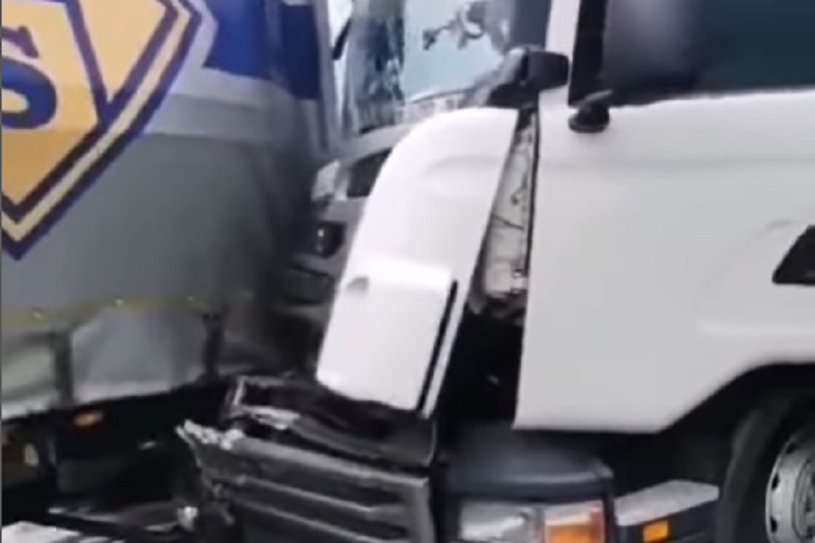 TEŠKA SAOBRAĆAJNA NESREĆA KOD DOBOJA U sudaru učestvovalo nekoliko kamiona (VIDEO)