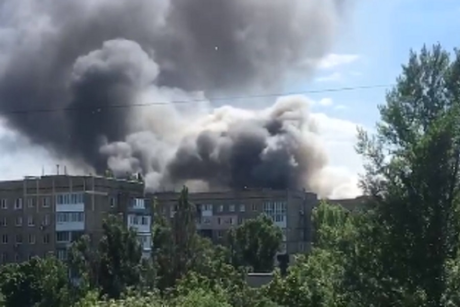 DONJECK POD TEŠKIM UDARIMA oko 50 raketa "Grad" pogodilo dio grada (VIDEO)