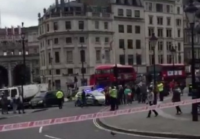 PANIKA U ENGLESKOJ, ZATVOREN CENTAR LONDONA Evakuisan Trafalgar skver dok se proslavlja Platinasti jubilej kraljice, kordoni policije na terenu