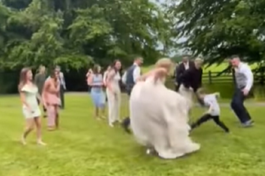 IDEALNO VJENČANJE POSTOJI Fudbalski meč sa svatovima hit na internetu (VIDEO)