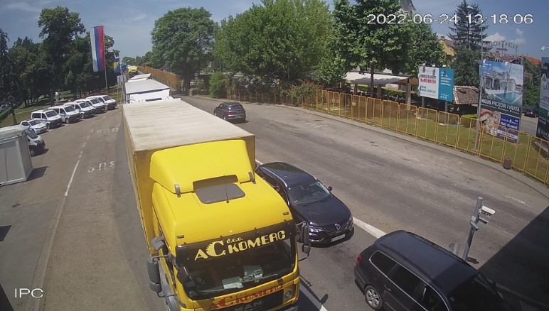 NAORUŽAJTE SE STRPLJENJEM Gužva na dva granična prelaza