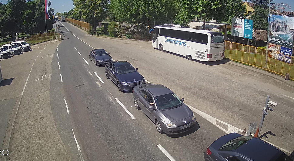 VOZAČI, NAORUŽAJTE SE STRPLJENJEM Gužva na ulazu u BiH iz Hrvatske