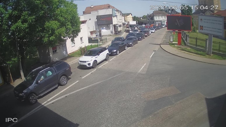 NAORUŽAJTE SE STRPLJENJEM Pojačan saobraćaj prema Hrvatskoj na prelazima Gradiška i Gradina