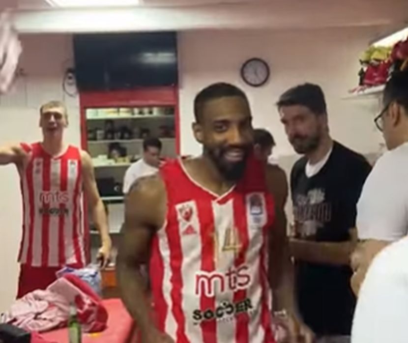 ŠOU U SVLAČIONICI ZVEZDE POSLIJE ABA TITULE Cirbes pjevao "Koktel ljubavi", Holins đuskao uz Bajin hit (VIDEO)