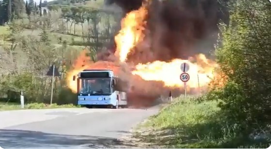 IZGORIO AUTOBUS NA PRIRODNI GAS Prizor je bi nevjerovatan, sve vrijeme čulo se šištanje (VIDEO)