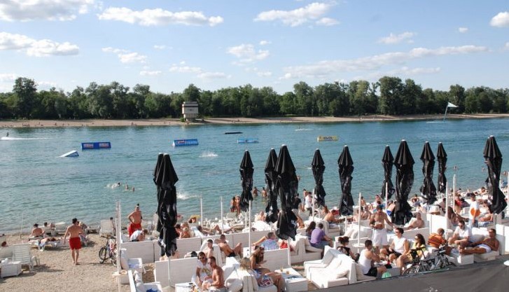 TVIT KOJI JE ZBUNIO I ZGROZIO MNOGE Kafić na Adi Ciganliji ne pušta debele, ružne i starije djevojke na plažu?