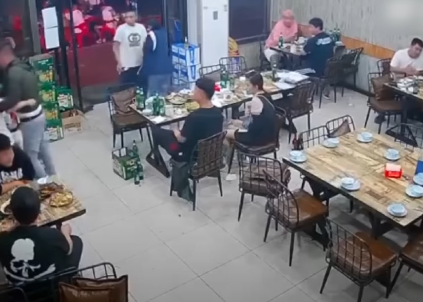 STRAVIČAN PRIZOR NASILJA OBILAZI SVIJET Maltretirali i tukli žene u restoranu (VIDEO)