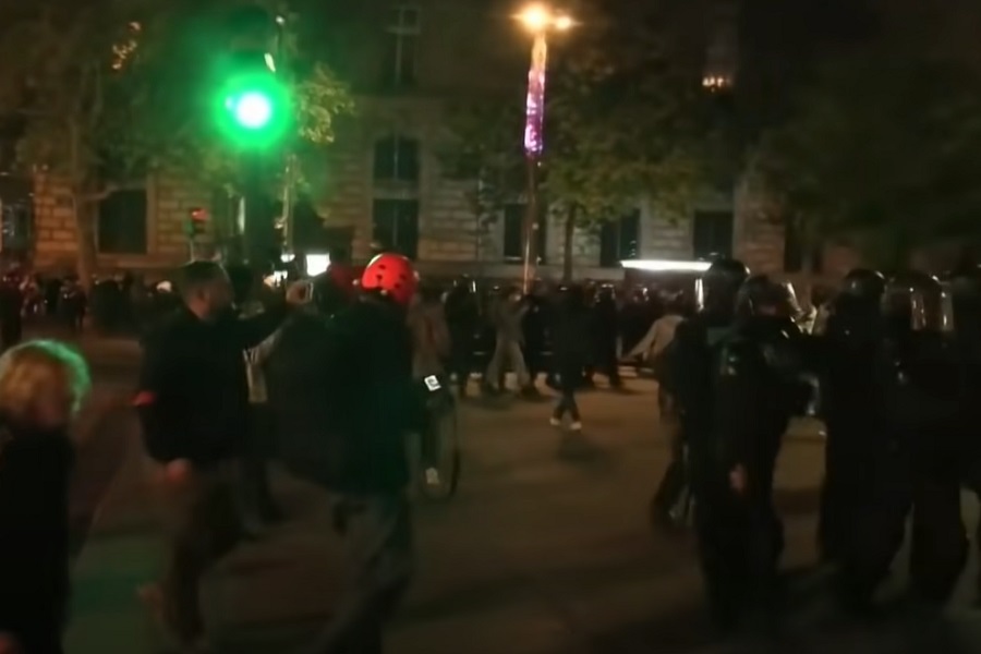 PROPAST ZAKUCALA NA VRATA FRANCUSKE Sindikalci pozivaju na štrajk dok se politički vrh raspada