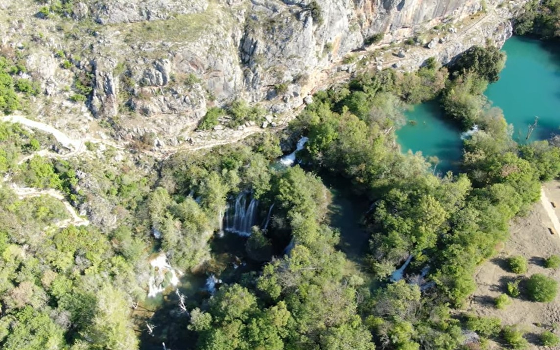 KRIVI SU ZA UNIŠTAVANJE SEDRENIH BARIJERA I POMOR RIBE Zbog ekološke štete HEP mora da plati Nacionalnom parku Krka