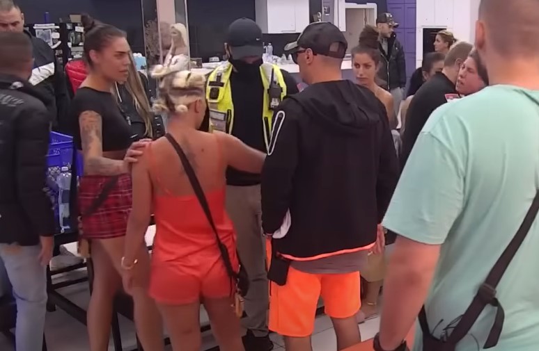 LJUBAVNA DRAMA SA ŽESTOKIM EPILOGOM Matora nasrnula na MC Aleks, nisu mogli da je smire (VIDEO)