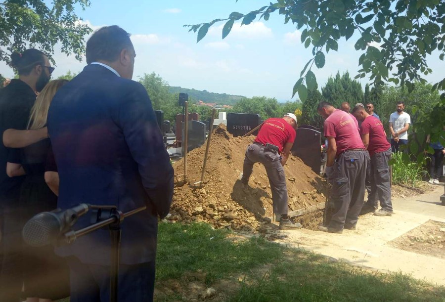 DODIK SKRHAN NA SAHRANI GOSTIĆA Bio mi je kao otac koji je uvijek davao savjete (VIDEO)