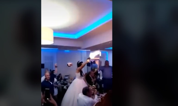 IZVADILA PIŠTOLJ I POČELA DA REŠETA Mladu na svadbi pogodila pjesma (VIDEO)