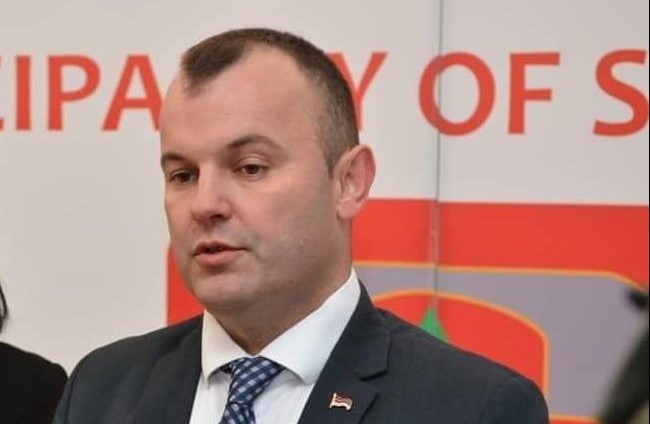 AUTO PREŠLO U NJEGOVU TRAKU Načelnik Srebrenice doživio saobraćajnu nezgodu